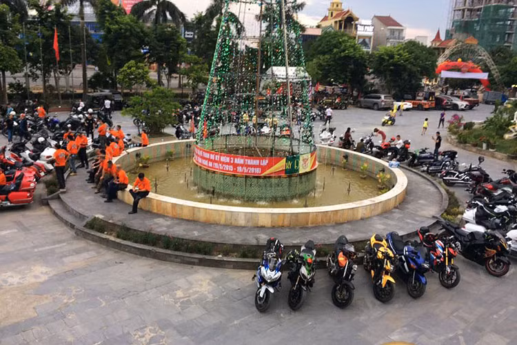 Tại lễ kỷ niệm, trước khi diễu hành về quê hương Bác Hồ, vào chiều 19/5 đoàn môtô gồm hàng trăm thành viên của các Câu lạc bộ trên khắp cả nước đã tổ chức dâng hoa, làm lễ xuất quân trước tượng đài Chủ tịch Hồ Chí Minh tại Quảng trường thành phố Vinh, Nghệ An.