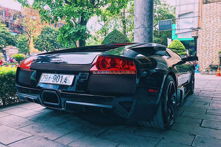 Siêu xe Lamborghini Murcielago LP640 màu đen này hiện đang nằm trong bộ sưu tập xe của doanh nhân Hiệp Gas tại Hà Nội. Thời điểm mới về nước, Murcielago LP640 là mẫu siêu xe tốc độ nhất Việt Nam và cũng được từng đại gia Cường Đô la ưa chuộng và sở hữu.