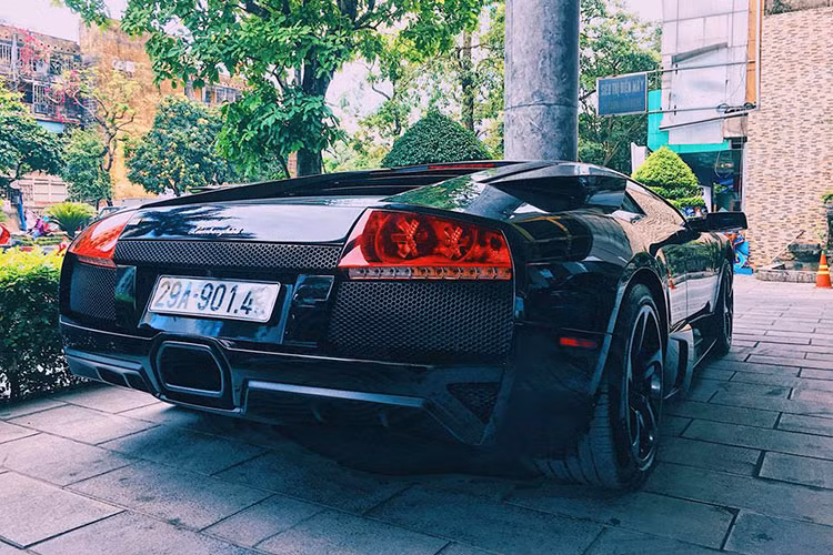 Siêu xe Lamborghini Murcielago LP640 màu đen này hiện đang nằm trong bộ sưu tập xe của doanh nhân Hiệp Gas tại Hà Nội. Thời điểm mới về nước, Murcielago LP640 là mẫu siêu xe tốc độ nhất Việt Nam và cũng được từng đại gia Cường Đô la ưa chuộng và sở hữu.