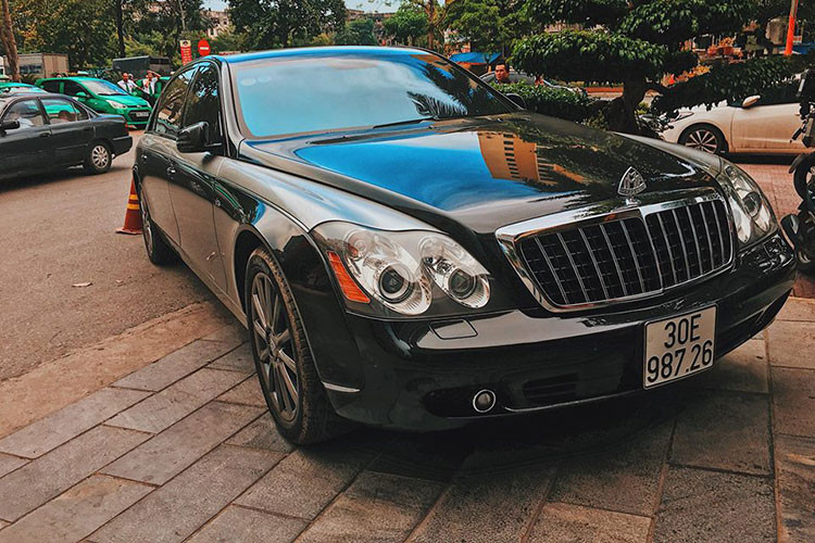 Không chỉ có cặp đôi siêu xe Lamborghini là Aventador LP700-4 độ body kit LP720-4 50º Anniversario độc nhất Việt Nam và Murcielago LP640, tại xứ Nghệ còn có sự xuất hiện của những chiếc xe siêu sang như Maybach 62 độ lên bản giới hạn Zeppelin và Rolls-Royce Phantom Series II.