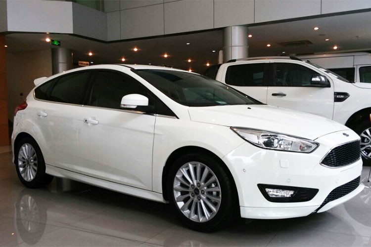 Tuy nhiên điều đáng chú ý trên Ford Focus khiến người dùng không còn mặn mà chính là hộp số tự động 6 cấp Powershift khi mà nó thường xuyên bị khiếu nại tại các thị trường trên thế giới, mới đây nhất là Việt Nam. Theo nhiều người sử dụng thì hộp số này thường gây ra những hiện tượng rung, giật... thậm chí lỗi. (Kiến Thức sẽ có bài riêng về vẫn đề này).