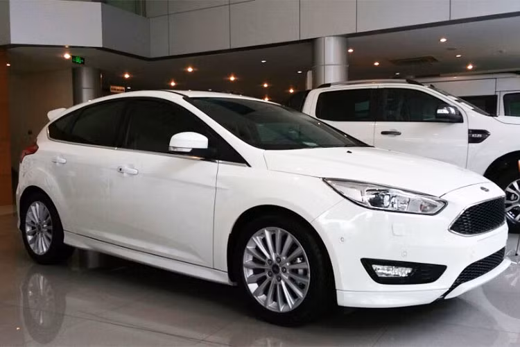 Tuy nhiên điều đáng chú ý trên Ford Focus khiến người dùng không còn mặn mà chính là hộp số tự động 6 cấp Powershift khi mà nó thường xuyên bị khiếu nại tại các thị trường trên thế giới, mới đây nhất là Việt Nam. Theo nhiều người sử dụng thì hộp số này thường gây ra những hiện tượng rung, giật... thậm chí lỗi. (Kiến Thức sẽ có bài riêng về vẫn đề này).