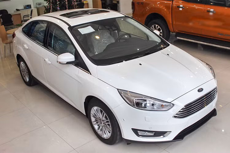 Ford Focus là dòng xe thuộc phân khúc C, hiện đang được bán ở Việt Nam với 2 phiên bản cấu hình cùng 2 dạng thân xe là sedan và hatchback. Focus Trend có giá niêm yết chính hãng 626 triệu đồng, trong khi bản cao cấp Titanium (sedan) và Sport (hatchback) có giá 770 triệu đồng.