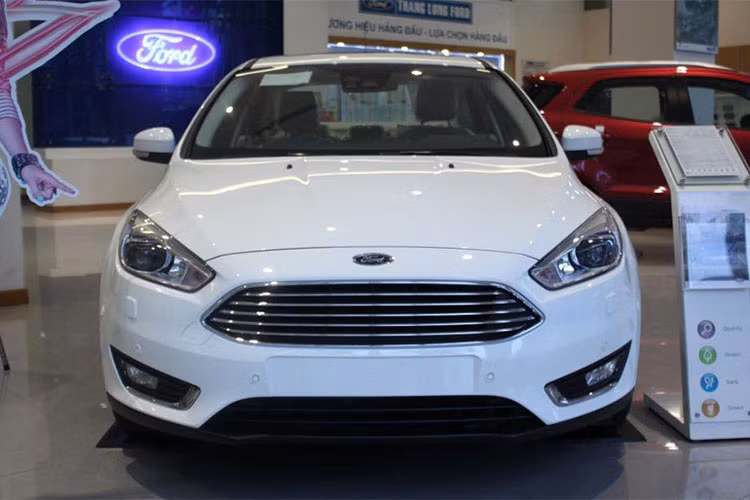 Trong khi đó, hai phiên bản cao cấp là Titanium hay Sport mặc dù đủ option hơn nhưng giá khá cao so với các đối thủ và bộc lộ nhược điểm với không gian hàng ghế sau không thật sự thông thoáng và thiếu cửa gió điều hòa.