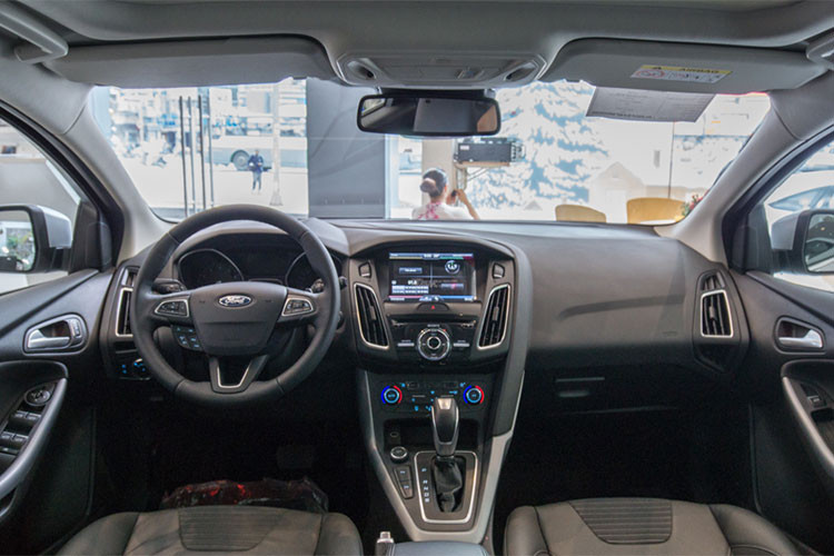 Vào thời điểm cuối năm 2017, đầu năm 2018 này, hầu hết các đại lý Ford đã đưa ra mức giá giảm rất đáng chú ý cho Focus. Cụ thể, các bản Trend nay chỉ được bán với giá 570 triệu đồng, thấp hơn giá niêm yết 56 triệu. Các bản Titanium và Sport cũng được đại lý điều chỉnh thấp xuống 40 triệu so với niêm yết, chỉ còn 730 triệu đồng - tuy nhiên doanh số vẫn không khả quan.