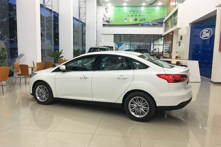Trên phiên bản mới nhất, mặc dù được trang bị động cơ tăng áp tiên tiến, cùng chất lượng khung vỏ chắc chắn mang lại khả năng cách âm tốt,... nhưng mẫu xe Focus vẫn không mấy hấp dẫn với khách hàng Việt Nam. Bản Trend thiếu nhiều tính năng, chỉ có ghế nỉ, màn hình đơn sắc, đèn halogen, còn lại thường phải mất thời gian đi lắp thêm.