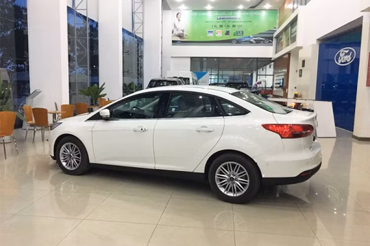 Trên phiên bản mới nhất, mặc dù được trang bị động cơ tăng áp tiên tiến, cùng chất lượng khung vỏ chắc chắn mang lại khả năng cách âm tốt,... nhưng mẫu xe Focus vẫn không mấy hấp dẫn với khách hàng Việt Nam. Bản Trend thiếu nhiều tính năng, chỉ có ghế nỉ, màn hình đơn sắc, đèn halogen, còn lại thường phải mất thời gian đi lắp thêm.
