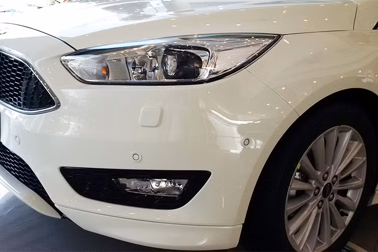 Vì lẽ đó, doanh số của mẫu xe Focus của Ford Việt Nam vẫn chỉ loanh quanh ở tầm 70 – 90 xe/tháng, thậm chí có những tháng doanh số còn thấp hơn nữa - thua xa so với mức hàng trăm, thậm chí cả nghìn xe bán ra mỗi tháng của các đối thủ như Toyota Corolla, Mazda3 hay Kia Cerato...