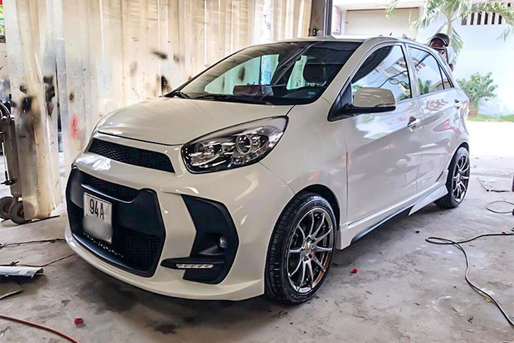 Tại Việt Nam, việc bắt gặp một chiếc Kia Morning dán decal thể thao, dán nóc đen hay độ mâm... lăn bánh trên đường phố là đều không khó, tuy nhiên việc độ lại hoàn toàn bộ cản trước (front bumper) cùng nhiều chi tiết theo phong cách thể thao như chiếc xe này thực sự rất ít gặp.