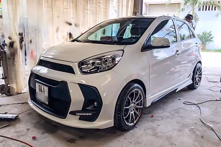 Tại Việt Nam, việc bắt gặp một chiếc Kia Morning dán decal thể thao, dán nóc đen hay độ mâm... lăn bánh trên đường phố là đều không khó, tuy nhiên việc độ lại hoàn toàn bộ cản trước (front bumper) cùng nhiều chi tiết theo phong cách thể thao như chiếc xe này thực sự rất ít gặp.