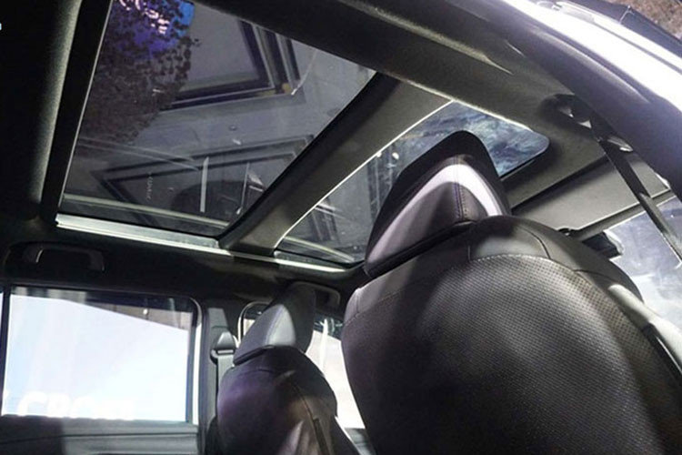 Về thiết kế, Toyota Yaris Cross có ngoại hình khá giống với mẫu xe “đàn anh” Corolla Cross. Bên cạnh đó, xe cũng vay mượn một số đường nét từ Toyota RAV4. Xe sở hữu không gian nội thất hiện đại hơn nhiều nếu so với Toyota Raize. Các trang bị nổi bật trên xe bao gồm bảng đồng hồ kỹ thuật số 7 inch, màn hình cảm ứng trung tâm 10,1 inch, kết nối không dây với điện thoại thông minh,...