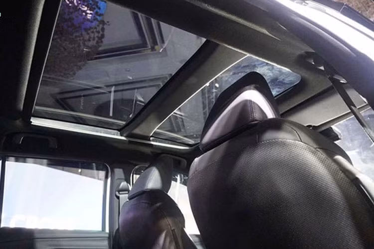 Về thiết kế, Toyota Yaris Cross có ngoại hình khá giống với mẫu xe “đàn anh” Corolla Cross. Bên cạnh đó, xe cũng vay mượn một số đường nét từ Toyota RAV4. Xe sở hữu không gian nội thất hiện đại hơn nhiều nếu so với Toyota Raize. Các trang bị nổi bật trên xe bao gồm bảng đồng hồ kỹ thuật số 7 inch, màn hình cảm ứng trung tâm 10,1 inch, kết nối không dây với điện thoại thông minh,...