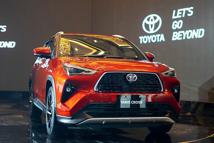 Mức tiêu thụ nhiên liệu trung bình của Toyota Yaris Cross 2023 phiên bản hybrid là 30,3 km/lít (khoảng 3,3 lít/100 km). Con số tương ứng của động cơ xăng là 18,5 km/lít (5,4 lít/100 km) nếu đi với hộp số CVT và 16,5 km/lít (6,06 lít/100 km) khi kết hợp cùng hộp số sàn.