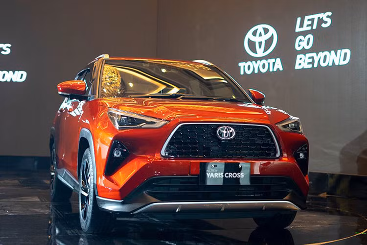 Mức tiêu thụ nhiên liệu trung bình của Toyota Yaris Cross 2023 phiên bản hybrid là 30,3 km/lít (khoảng 3,3 lít/100 km). Con số tương ứng của động cơ xăng là 18,5 km/lít (5,4 lít/100 km) nếu đi với hộp số CVT và 16,5 km/lít (6,06 lít/100 km) khi kết hợp cùng hộp số sàn.