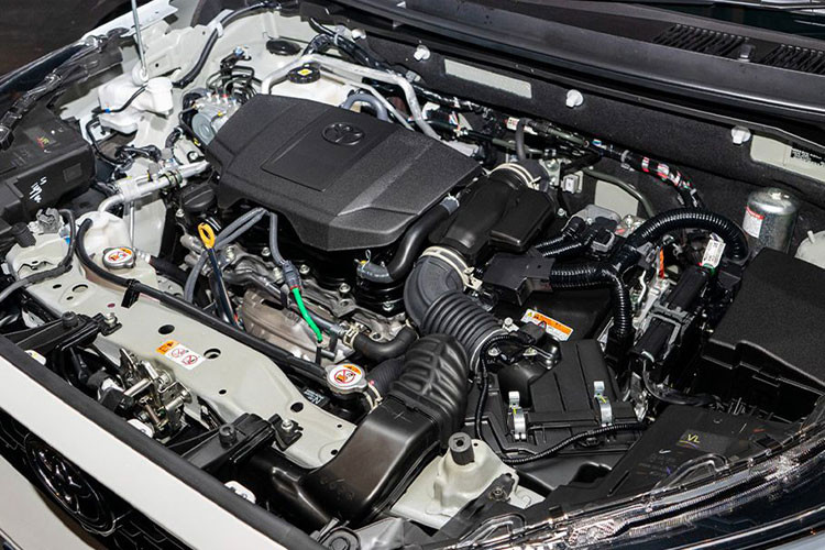 Toyota Yaris Cross 2023 có hai phiên bản động cơ. Thứ nhất là máy xăng Dynamic Force có tên mã 2NR-VE với 4 xi-lanh, 1.5L, sản sinh công suất 105 mã lực và mô-men xoắn cực đại 138 Nm. Đi kèm với khối động cơ này là hộp số sàn 5 cấp hoặc hộp số tự động biến thiên vô cấp CVT, hệ dẫn động cầu trước.