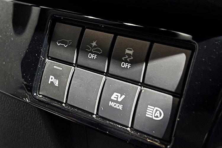 Ngoài ra, xe còn có bộ sạc điện thoại không dây, cửa sổ trời toàn cảnh Panorama và hệ thống đèn viền nội thất. Ngoài ra, xe còn được nhà sản xuất ưu ái trang bị hệ thống an toàn chủ động Toyota Safety Sense, bao gồm kiểm soát hành trình thích ứng và đèn pha tự động.