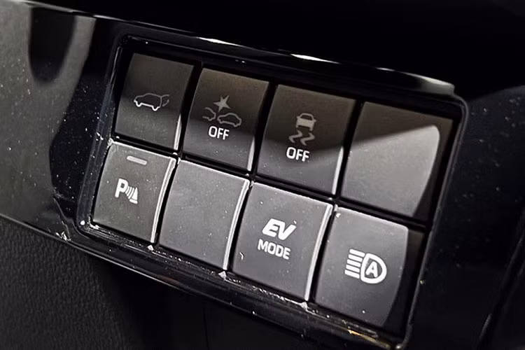 Ngoài ra, xe còn có bộ sạc điện thoại không dây, cửa sổ trời toàn cảnh Panorama và hệ thống đèn viền nội thất. Ngoài ra, xe còn được nhà sản xuất ưu ái trang bị hệ thống an toàn chủ động Toyota Safety Sense, bao gồm kiểm soát hành trình thích ứng và đèn pha tự động.