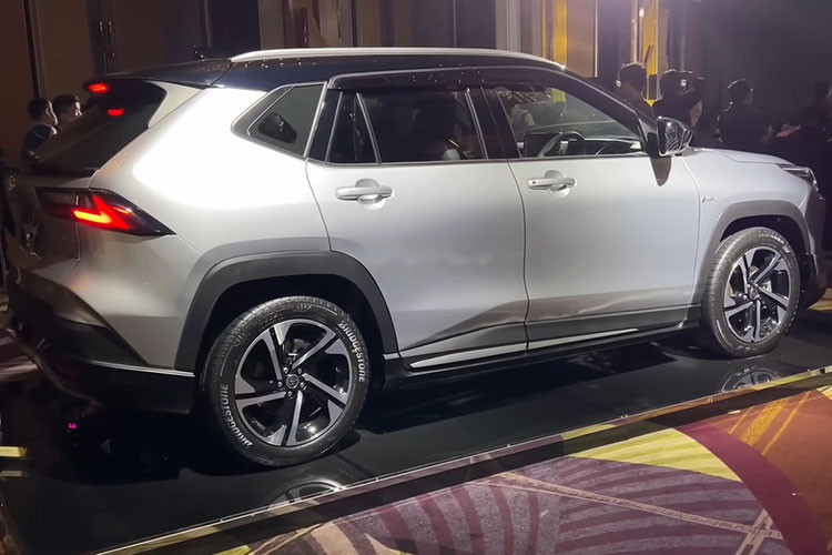 Giá bán Toyota Yaris Cross 2023 mới dành cho 4 phiên bản máy xăng dao động từ 351 - 417 triệu Rupiah (tương đương khoảng 554 - 659 triệu đồng). Trong khi 2 phiên bản hybrid có giá bán dao động từ 440,6 - 449,9 triệu Rupiah (khoảng 696 - 711 triệu đồng).