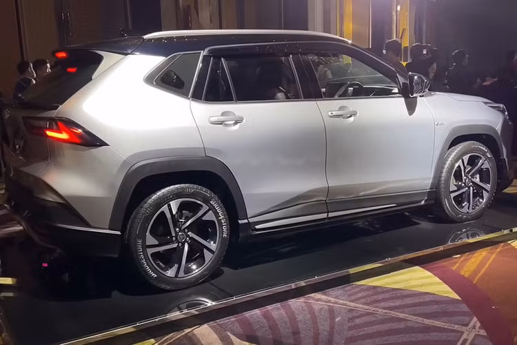 Giá bán Toyota Yaris Cross 2023 mới dành cho 4 phiên bản máy xăng dao động từ 351 - 417 triệu Rupiah (tương đương khoảng 554 - 659 triệu đồng). Trong khi 2 phiên bản hybrid có giá bán dao động từ 440,6 - 449,9 triệu Rupiah (khoảng 696 - 711 triệu đồng).