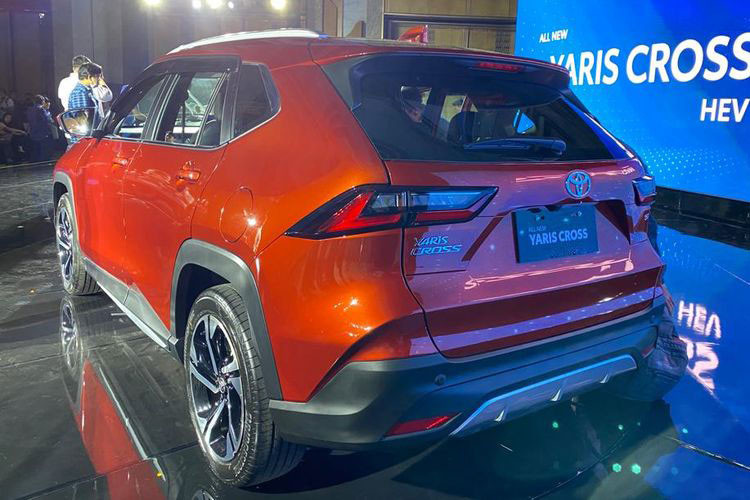 Trong khi đó Yaris Cross bản hybrid dùng động cơ xăng 89 mã lực và mô-men xoắn cực đại 121 Nm, kết hợp với mô-tơ điện công suất 79 mã lực và 141 Nm. Phiên bản này sử dụng hộp số e-CVT.