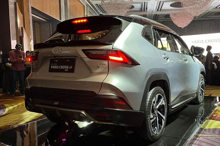 Hiện các đại lý đã bắt đầu nhận cọc cho mẫu SUV cỡ B này và thông báo Toyota Yaris Cross 2023 tại Việt Nam sẽ được ra mắt trong tháng 8/2023. Theo giới tư vấn bán hàng, Toyota Yaris Cross 2023 sẽ được ra mắt với cả phiên bản động cơ hybird, nhập khẩu nguyên chiếc từ Indonesia và có mức giá khởi điểm dao động từ 680 - 720 triệu đồng.