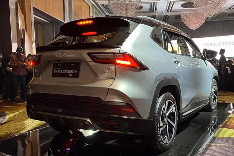 Hiện các đại lý đã bắt đầu nhận cọc cho mẫu SUV cỡ B này và thông báo Toyota Yaris Cross 2023 tại Việt Nam sẽ được ra mắt trong tháng 8/2023. Theo giới tư vấn bán hàng, Toyota Yaris Cross 2023 sẽ được ra mắt với cả phiên bản động cơ hybird, nhập khẩu nguyên chiếc từ Indonesia và có mức giá khởi điểm dao động từ 680 - 720 triệu đồng.