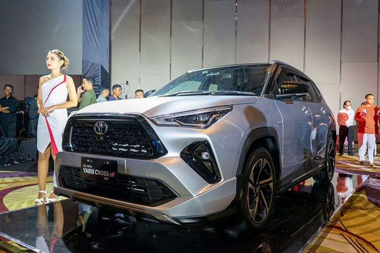 Vào hồi giữa tháng 5/2023 vừa qua, Toyota đã giới thiệu mẫu SUV đô thị Yaris Cross hoàn toàn mới tại Indonesia. Mãi đến nay, nhà sản xuất ô tô Nhật Bản mới công bố giá bán Toyota Yaris Cross 2023. Cụ thể, tại thị trường Indonesia, xe được phân phối tổng cộng 6 phiên bản, bao gồm G MT, G CVT, S CVT, S CVT GR Sport, S Hybrid CVT và S Hybrid CVT GR Sport.
