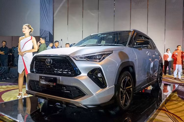 Vào hồi giữa tháng 5/2023 vừa qua, Toyota đã giới thiệu mẫu SUV đô thị Yaris Cross hoàn toàn mới tại Indonesia. Mãi đến nay, nhà sản xuất ô tô Nhật Bản mới công bố giá bán Toyota Yaris Cross 2023. Cụ thể, tại thị trường Indonesia, xe được phân phối tổng cộng 6 phiên bản, bao gồm G MT, G CVT, S CVT, S CVT GR Sport, S Hybrid CVT và S Hybrid CVT GR Sport.
