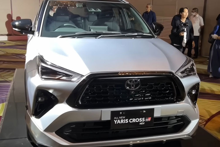 Theo đó, chiếc Toyota Yaris Cross 2023 đầu tiên đã được xuất xưởng khỏi nhà máy Toyota Indonesia ở Karawang, tỉnh West Java. Động cơ của Toyota Yaris Cross 2023 được sản xuất tại Indonesia trong khi pin cho bản hybrid nhập khẩu từ Nhật Bản. 