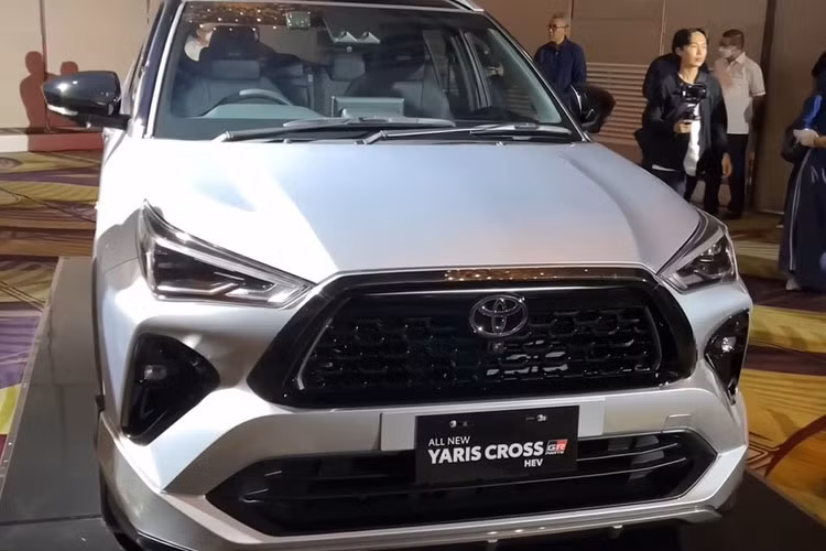 Theo đó, chiếc Toyota Yaris Cross 2023 đầu tiên đã được xuất xưởng khỏi nhà máy Toyota Indonesia ở Karawang, tỉnh West Java. Động cơ của Toyota Yaris Cross 2023 được sản xuất tại Indonesia trong khi pin cho bản hybrid nhập khẩu từ Nhật Bản. 