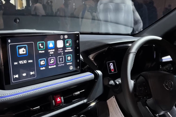 Số đo tổng thể của Toyota Yaris Cross 2023 mới được công bố ở mức 4.310 mm chiều dài, 1.770 mm chiều rộng, 1.615 mm chiều cao và trục cơ sở dài 2.620 mm. Như vậy, xe có kích thước nhỏ hơn Corolla Cross và ngang bằng với Hyundai Creta, Kia Seltos hay Honda HR-V.