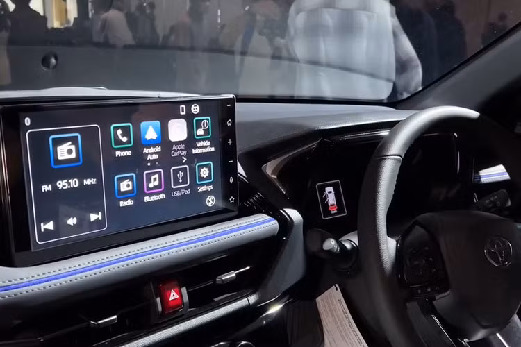 Số đo tổng thể của Toyota Yaris Cross 2023 mới được công bố ở mức 4.310 mm chiều dài, 1.770 mm chiều rộng, 1.615 mm chiều cao và trục cơ sở dài 2.620 mm. Như vậy, xe có kích thước nhỏ hơn Corolla Cross và ngang bằng với Hyundai Creta, Kia Seltos hay Honda HR-V.