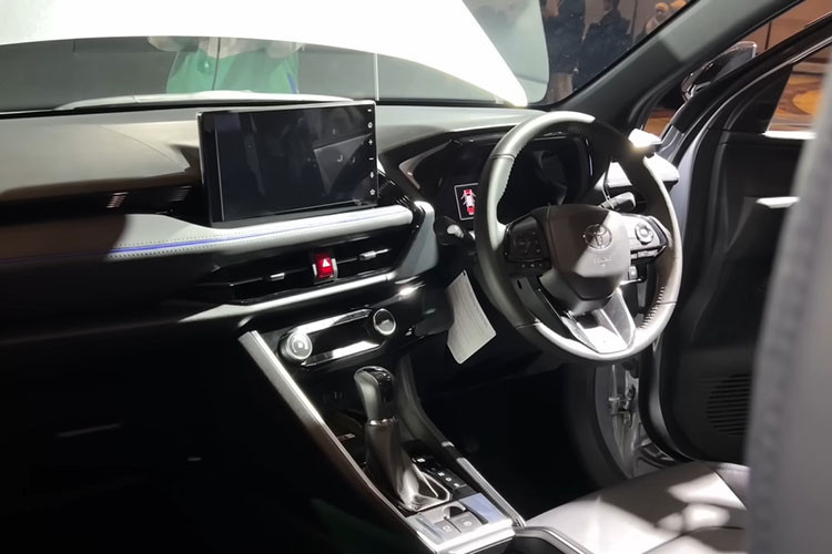 Toyota Yaris Cross 2023 tại Indonesia được phát triển dựa trên nền tảng khung gầm toàn cầu của Daihatsu (DNGA), tương tự Toyota Vios thế hệ mới và Toyota Raize. Trong khi đó, phiên bản xe bán tại thị trường quốc tế có nền tảng khung gầm TNGA-B do chính Toyota phát triển. Sở dĩ có sự khác biệt này là bởi mẫu xe vừa ra mắt được phát triển dành riêng cho những thị trường mới nổi, bao gồm cả Việt Nam.