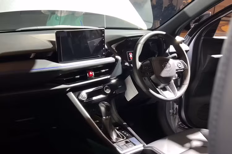 Toyota Yaris Cross 2023 tại Indonesia được phát triển dựa trên nền tảng khung gầm toàn cầu của Daihatsu (DNGA), tương tự Toyota Vios thế hệ mới và Toyota Raize. Trong khi đó, phiên bản xe bán tại thị trường quốc tế có nền tảng khung gầm TNGA-B do chính Toyota phát triển. Sở dĩ có sự khác biệt này là bởi mẫu xe vừa ra mắt được phát triển dành riêng cho những thị trường mới nổi, bao gồm cả Việt Nam.