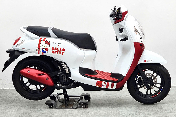 Tuy nhiên, không phải do Honda Việt Nam (HVN) phân phối chính hãng, mẫu xe này được đưa về thông qua một số cửa hàng kinh doanh xe máy nhập khẩu không chính hãng. Mức giá xe Honda Scoopy Hello Kitty 2025 lên đến 89 triệu đồng - cao gần gấp đôi so với giá bán tại Thái Lan.