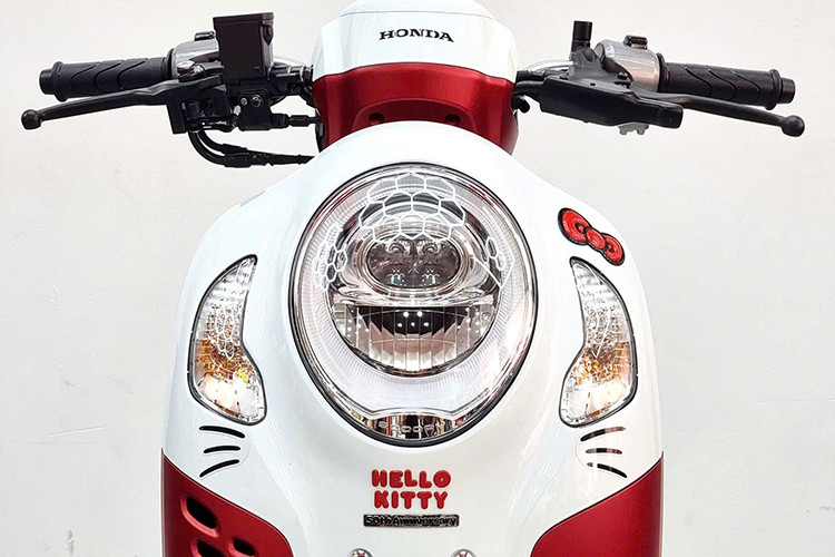 Honda Scoopy Hello Kitty Limited Edition được Honda Thái Lan trình làng vào tháng 7/2023, nhằm kỷ niệm sinh nhật lần thứ 50 của nhân vật hoạt hình Hello Kitty. Đây là một trong những mẫu xe mang tính sưu tầm, thuộc nhóm phiên bản giới hạn tương tự Honda Super Cub C125 Disney Limited Edition.