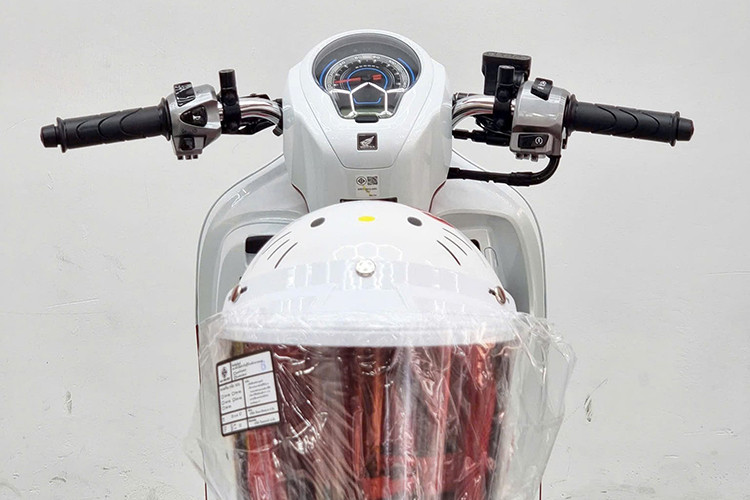 Theo công bố của Honda, chỉ có 2.000 chiếc Scoopy Hello Kitty được sản xuất. Tại Thái Lan, mẫu xe này được bán với giá 57.900 baht (khoảng 44 triệu đồng). Khi về Việt Nam, sau khi cộng các chi phí thuế nhập khẩu, thuế giá trị gia tăng (VAT) và các khoản phí khác, giá xe đã đội lên tới 89 triệu đồng.