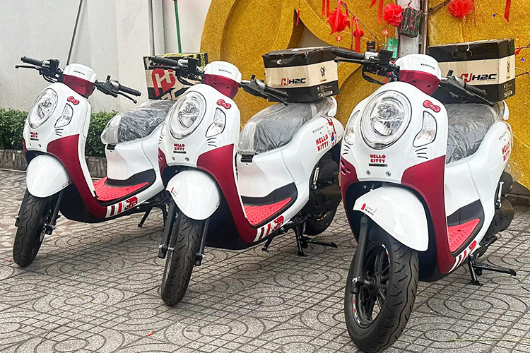 Với mức giá gần 90 triệu đồng, Honda Scoopy Hello Kitty Limited Edition không phải lựa chọn dành cho số đông, nhưng vẫn thu hút sự chú ý của các tín đồ xe tay ga mua về sưu tầm nhờ thiết kế độc đáo và số lượng sản xuất giới hạn trên toàn cầu.