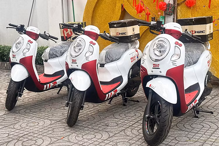 Với mức giá gần 90 triệu đồng, Honda Scoopy Hello Kitty Limited Edition không phải lựa chọn dành cho số đông, nhưng vẫn thu hút sự chú ý của các tín đồ xe tay ga mua về sưu tầm nhờ thiết kế độc đáo và số lượng sản xuất giới hạn trên toàn cầu.