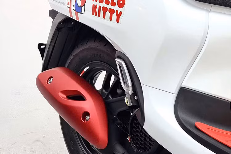 Danh sách trang bị đáng chú ý trên xe gồm cụm đèn LED hiện đại, màn hình hiển thị LCD, hộc đồ trước tích hợp cổng sạc USB, hệ thống phanh kết hợp CBS (phanh đĩa trước, phanh tang trống sau).