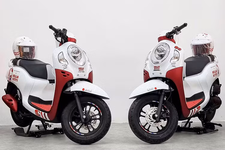 Sau gần 9 tháng trình làng tại Thái Lan, mẫu xe tay ga phiên bản giới hạn Honda Scoopy Hello Kitty Limited Edition 2025 mới vừa chính thức có mặt tại thị trường Việt Nam. Xe được một số đại lý tư nhân tại TP HCM nhập khẩu từ Thái Lan về.