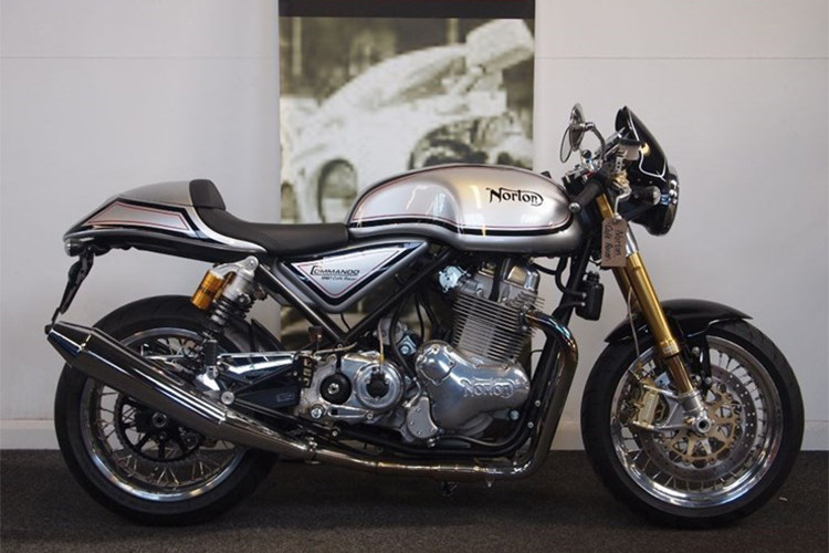Mới đây, hãng xe máy nổi tiếng của xứ sở sương mù Anh Quốc Norton Motocycles cho ra mắt mẫu xe Norton Commando 961 với giá 23 triệu Rupee tại Ấn Độ (tương đương khoảng 800 triệu đồng). Chiếc xe nguyên bản với màu bạc chủ đạo và mang đậm chất Cafe Racer.