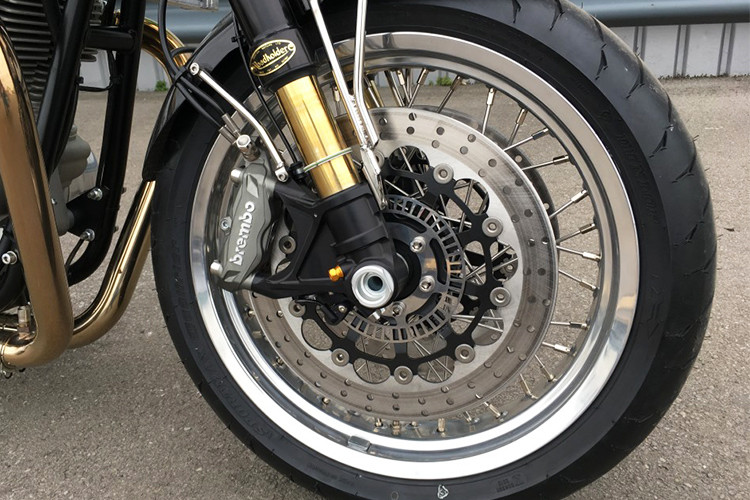 Ngoài cặp vành nhôm thiết kế dạng nan đầy tinh tế, xe còn sử dụng cặp lốp khá lớn so với các xe Classic khác với kích cỡ 120/17 trước và 180/55 sau. Norton Commando 961 còn được trang bị cặp phuộc trước sau Ohlins size 43mm trước và cặp phuộc sau lò xo Ohlins có bình dầu hiện đại và đa dụng. Phanh đĩa đôi trước và sau có ABS.