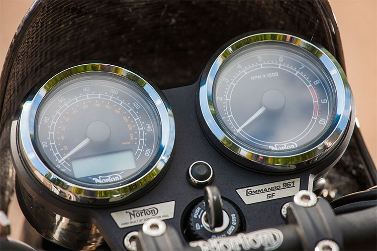 Cặp đồng hồ analog đậm chất cổ điển cho biết tốc độ và vòng tua được thiết kế khá đẹp mắt và được tích hợp 1 màn hình LCD nhỏ hiện thị ODO và lượng xăng. Bình xăng với logo Norton của hãng đánh dấu. Nó được nhà sản xuất gò lõm ở phía cuối - giúp người lái ép chân vào sát thân xe tạo nên một thư thế lái thoải mái khi bứt tốc.