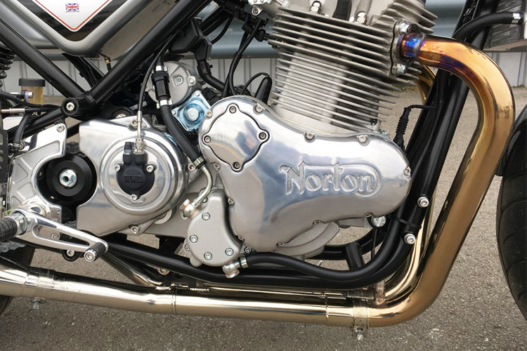 Norton Commando 961 mang sức mạnh động cơ khá lớn với trái tim 961 phân khối, cục máy 2 xi lanh song song sử dụng 2 van và cam đũa đẩy, đạt sức mạnh 80 mã ở 6.500 vòng tua và mômen xoắn 90 Nm tại 5.200 vòng tua. Xe có thể đạt tốc độ 209 km/h.