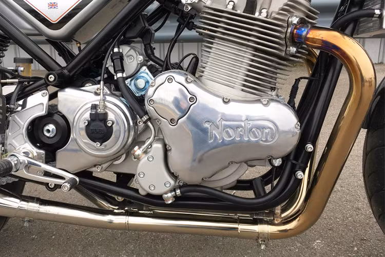 Norton Commando 961 mang sức mạnh động cơ khá lớn với trái tim 961 phân khối, cục máy 2 xi lanh song song sử dụng 2 van và cam đũa đẩy, đạt sức mạnh 80 mã ở 6.500 vòng tua và mômen xoắn 90 Nm tại 5.200 vòng tua. Xe có thể đạt tốc độ 209 km/h.