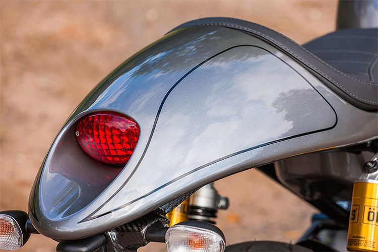 Dàn đuôi ốp mu rùa đặc trưng của Cafe Racer tích hợp đèn hậu khá hài hòa và bắt mắt. Yên xe dạng solo là đặc trưng của Cafe Racer, chiếc yên đơn của Norton Commando 961 được thiết kế khá đơn giản nhưng lại có logo rất bắt mắt của hãng tạo điểm nhấn khá bắt mắt trên chiếc xe.