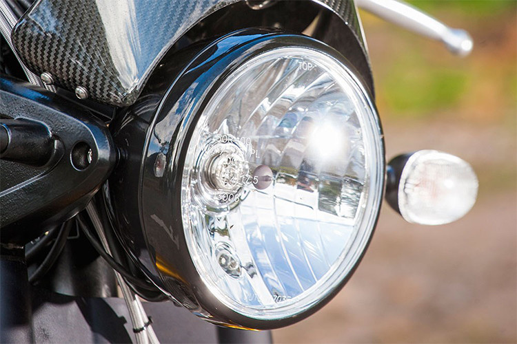 Chiếc Norton Commando 961 được lấy cảm hứng từ những chiếc Cafe Racer Classic đã từng rất nổi tiếng ở nước Anh. Đây là một phiên bản Cafe Racer khá hoàn hảo với đèn lái tròn cổ điển, tay lái được đưa xuống thấp như Sport và kính chắn gió nhỏ đúng chất ở phía trước.