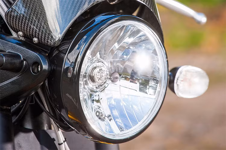 Chiếc Norton Commando 961 được lấy cảm hứng từ những chiếc Cafe Racer Classic đã từng rất nổi tiếng ở nước Anh. Đây là một phiên bản Cafe Racer khá hoàn hảo với đèn lái tròn cổ điển, tay lái được đưa xuống thấp như Sport và kính chắn gió nhỏ đúng chất ở phía trước.