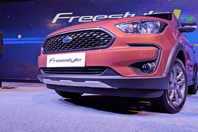 So với Figo, Ford Freestyle 2018 dài hơn, rộng hơn và cao hơn. Cụ thể, Freestyle 2018 mới sở hữu chiều dài tổng thể 3.954 mm, rộng 1.737 mm, cao 1.570 mm và chiều dài cơ sở 2.490 mm. Ngoài ra, Ford Freestyle 2018 còn có chiều cao gầm nhỉnh hơn 15 mm so với Figo.
